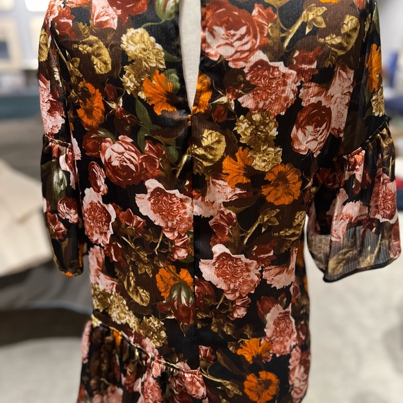 H&M Black/Floral Flounce Top. NWOT size 42/12 - Picture 10 of 10